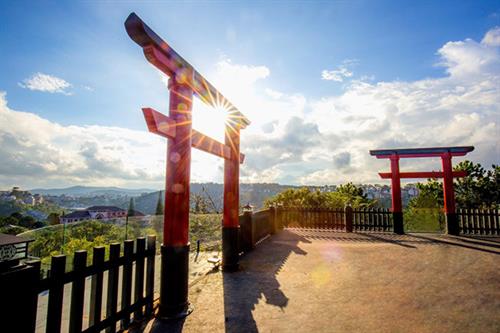 Da Lat appeared again with a heaven gate to check in without any hands